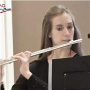 Diplomata in flauto traverso impartisce lezioni di strumento, solfeggio, storia della musica ed educazione musicale